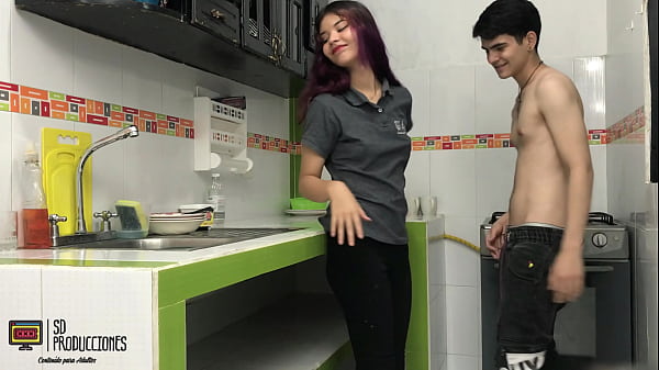 Me follo a mi hermanastra mientras lava la loza HL