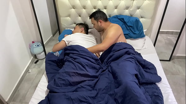 Mi mejor amigo me despierta con su gran polla en mi culo por la ma&ntilde;ana - sexo matutino