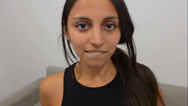 Hermanastro Le Da una Sorpresa a Su Hermanastra Durante la Reuni&oacute;n Familiar de PASCUA!