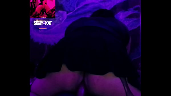 JUGANDO CON DILDO DE MI MADRE Y USANDO SU ROPA 