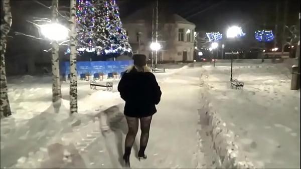 Новогодняя ночная прогулка в капроновых колготках без юбки сочной жопастой милфы