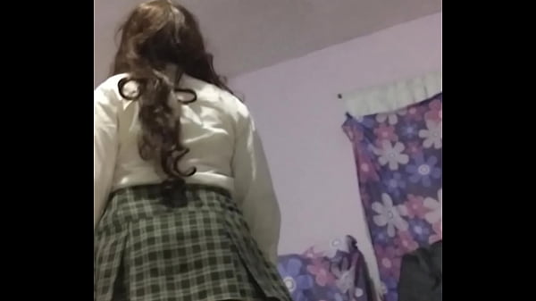 Grabo escondidas COMO ORINA CON FALDA una TEEN LATINA despu&eacute;s de la UNI &iexcl;Camara oculta virtual sexo casero Upskirt (part2)