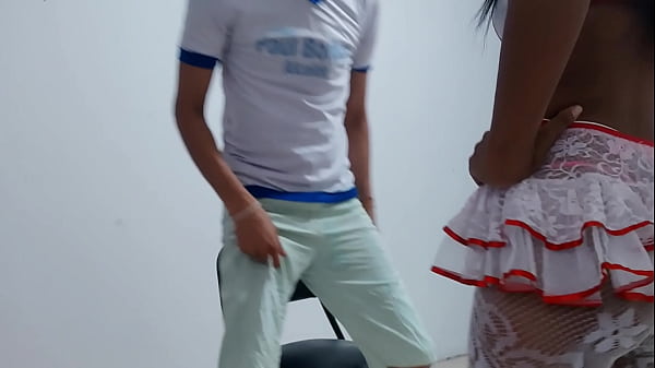 el hombre afeminado de 22 a&ntilde;os me observa mientra le bailo como una puta. tengo puesta una sexy lenceria de enfermera cachonda