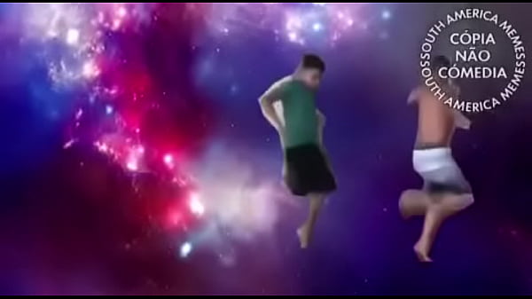 Jovens comendo o espa&ccedil;o