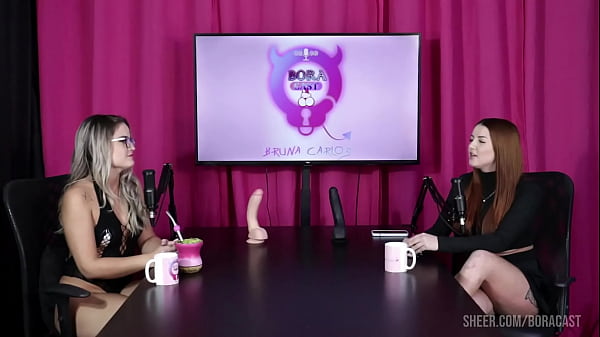 Safada fica pelada, tem a buceta chupada, ficando molhadinha depois de falar dos seus fetiches, fam&iacute;lia e seu ficantes - Malu Paz