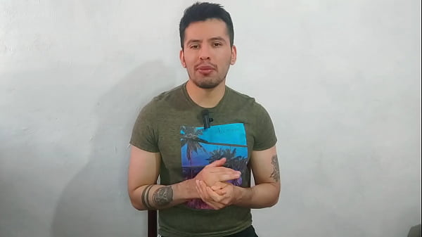 Plomero le da sexo oral a un mecanico mientras trabajaba en su ba&ntilde;o . 