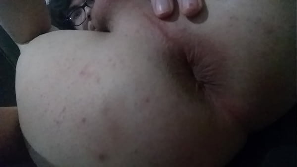 Nerd mostrando a bundinha querendo pika