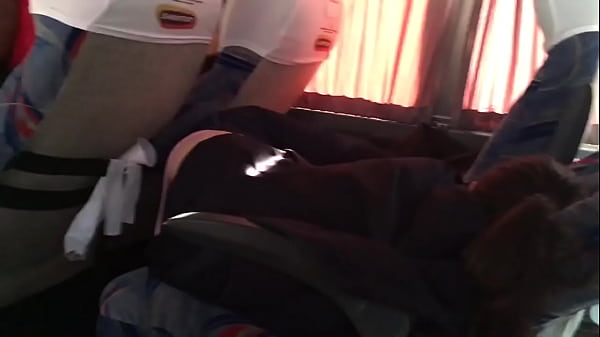 Bund&atilde;o pra tr&aacute;s com calcinha rosa aparecendo 