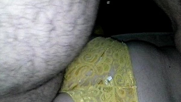 calcinha amarela enfiada com amigo