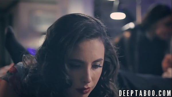 Beauty gets her wet pussy fucked in trio