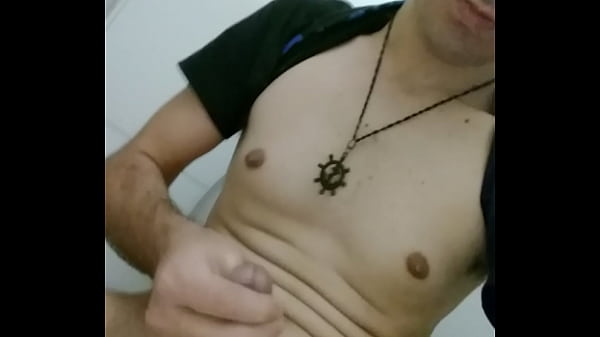 Garoto batendo punheta no banheiro do shopping 