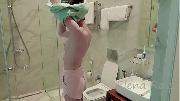Возбужденная секси сводная сестра соблазняет сводного брата и трахает его в душе - Elena Ross