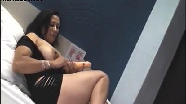 Madura disfrutando dildo en su culpa.