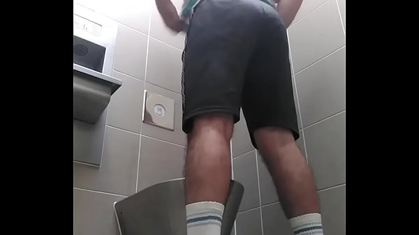 Gay man with uncut dick, peeing 