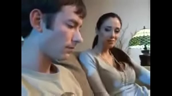 Madrastra se calienta con el hijastro al verlo masturb&aacute;ndose