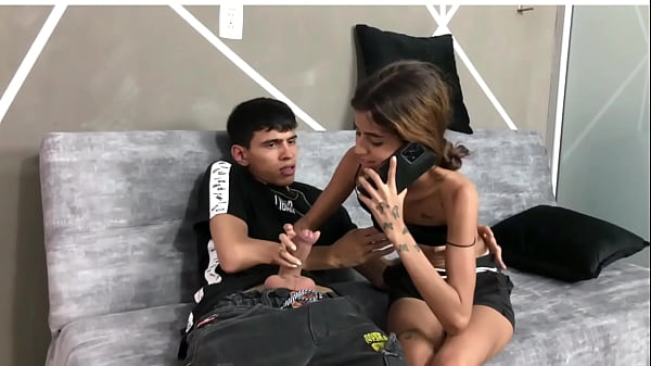 Jugando con mi joven hermanastro, le encanta chuparle las tetas a su hermanastra y yo le chupo la polla.