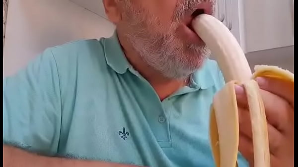 engolindo e mamando uma banana  