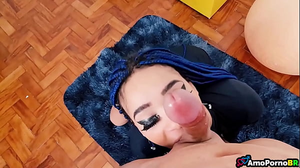 Irm&atilde;-adotiva mal criada, fodendo no meio da sala de casa - AmoPornoBR