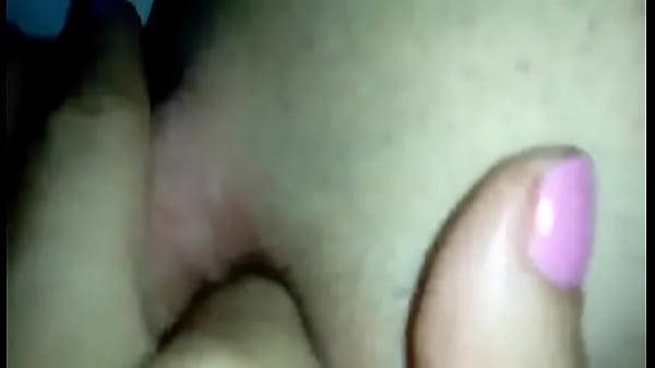 aporte de ni&ntilde;a tocandose 2