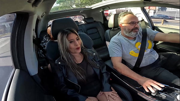 Uma latina da Bolivia Bianca Lima entra na carona do Ted com seus peitos gigantes  