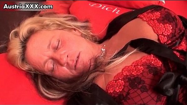 Nasty mature slut gets her dirty cunt