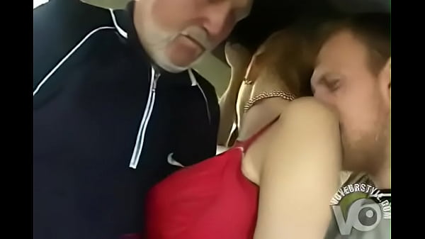 alter Vater fingert und bel&auml;stigt ein h&uuml;bsches unbekanntes M&auml;dchen in der &Ouml;ffentlichkeit  