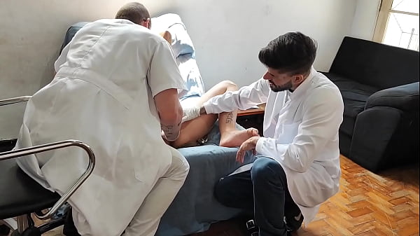 fui no ginecologista e os m&eacute;dicos safados me comeram sem camisinha no consult&oacute;rio