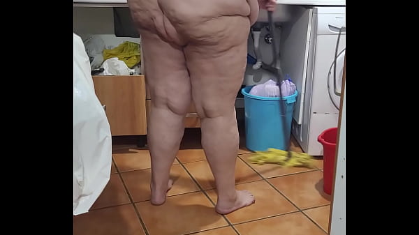 Coolmarina. Pis total! La muy puta hecha el ag&uuml;ita amarilla y del bustirrimin se la fregona