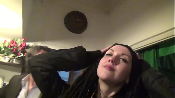 Un tizio offre dei soldi a mia sorellastra per scopare a casa sua