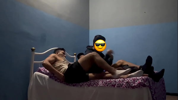 Mi mejor amigo se pele&oacute; con su novio y le puso el cuerno por despecho con nosotros&hellip; Le ofrecimos nuestra cama para olvidar su problema y llenarle su culo de mecos