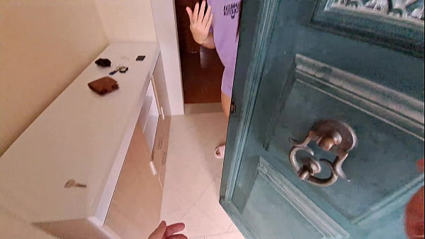 Mam&aacute; cachonda esconde al amigo del marido en un congelador, se folla al marido y termina con el amigo del marido