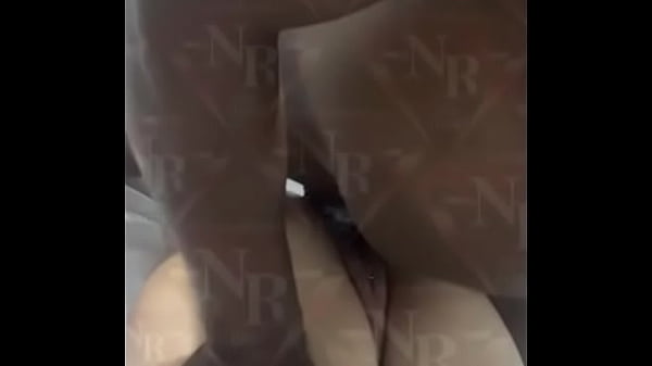 Novinha 18 recebe rola enorme e grossa - Puta usa mascara porque est&aacute; noiva do corno