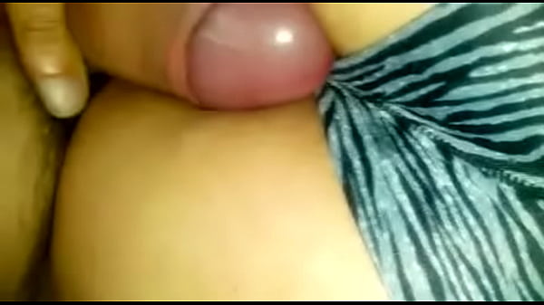 Esfregando o pau no rab&atilde;o da esposa