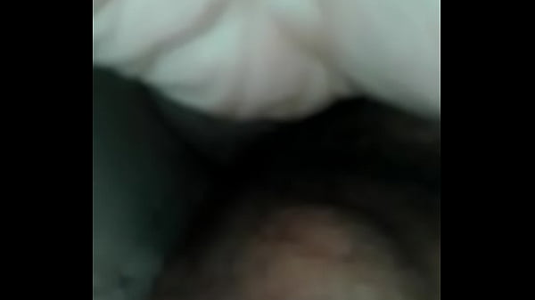 Hombre se penetra el culo con un boli 