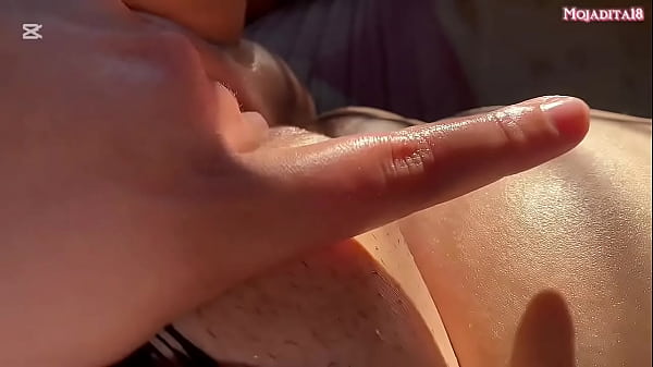 Latina provocando en body oscuro bajo el sol 