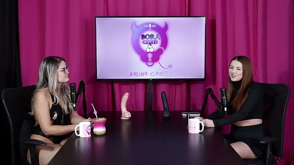 Morena safada beija a loira, tem os peitos e a buceta chupada ap&oacute;s dizer que gosta de ser um lanchinho de casal, - Malu Paz (SHEER/RED)