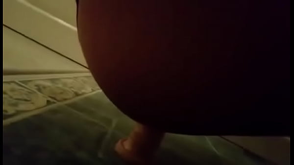 Culon en tanga se mete dildo por el culo 