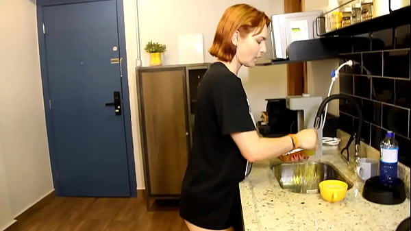 Dando uma rapidinha antes da festa na cozinha