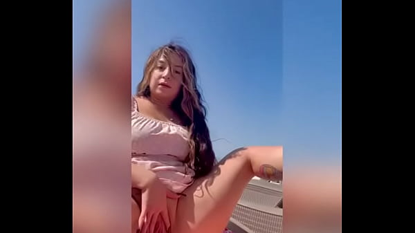 Diann Ornelas la famosa chica del Walmart se calienta y se masturba sola en el elevador de su departamento con miedo a que un vecino la vea
