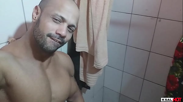 O gostoso do Mike Hot, entra no toalete para tocar punhenta para um f&atilde; na v&iacute;deo chamada e ele gravou a sacanagem e ele gozou a porra toda