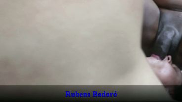 Neg&atilde;o roludo fode a mulher do corno na presen&ccedil;a dele (VIDEO COMPLETO NO RED/SHEER)