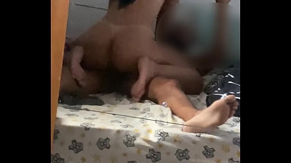 Safada sentando no amigo  