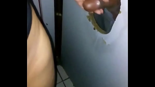 Esposa traviesa masturbando a un completo desconocido