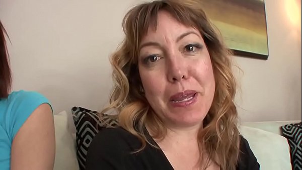 Kiera e Maple si leccano e si toccano in un video porno