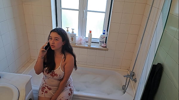 Esposa latina llama a un manitas para que arregle el jacuzzi