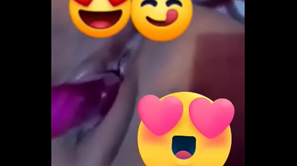 Se viene con su dildo