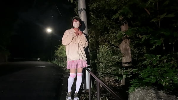 女装まゆが露出プレイで股間を刺激する 