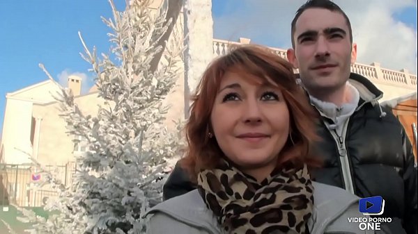 Jeune et jolie elle se fait baiser par son mec