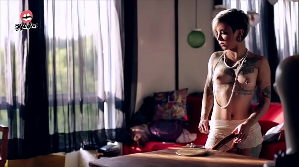 Ensaio sensual de uma loira tatuada