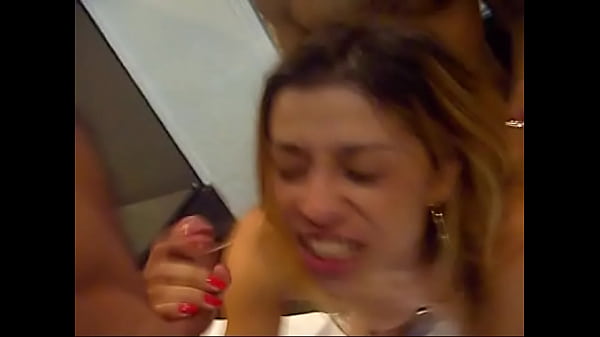 Esposa dando pro neg&atilde;o e o marido olhando